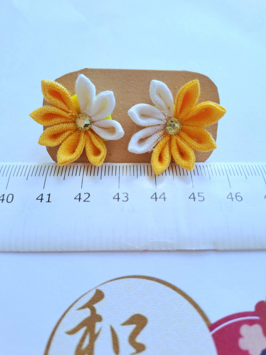 迷你日式小和菊耳釘耳環-黃白間色--直徑約2.5厘米 (手工製作會有少許誤差)